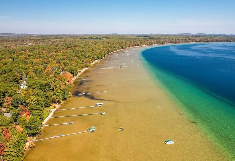 Higgins Lake Cottage W/ Private Fire Pit & Grill!