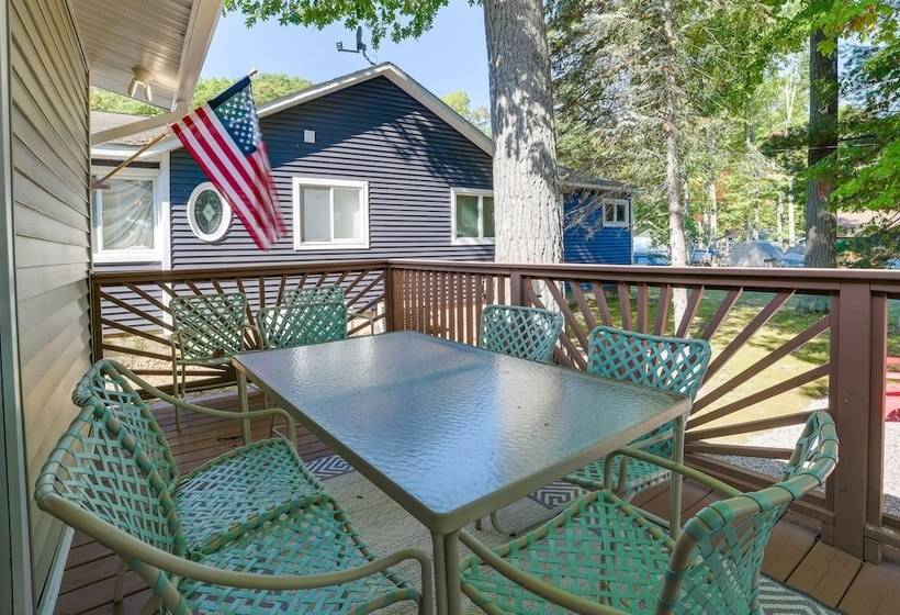 Higgins Lake Cottage W/ Private Fire Pit & Grill!