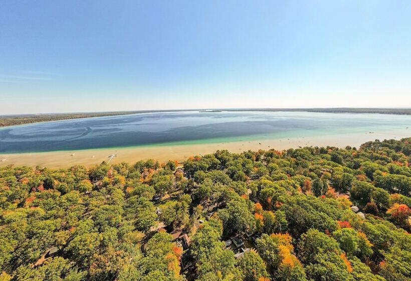 Higgins Lake Cottage W/ Private Fire Pit & Grill!