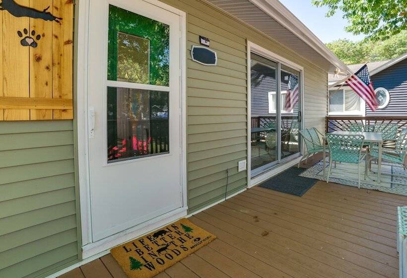 Higgins Lake Cottage W/ Private Fire Pit & Grill!