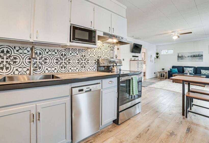 Higgins Lake Cottage W/ Private Fire Pit & Grill!