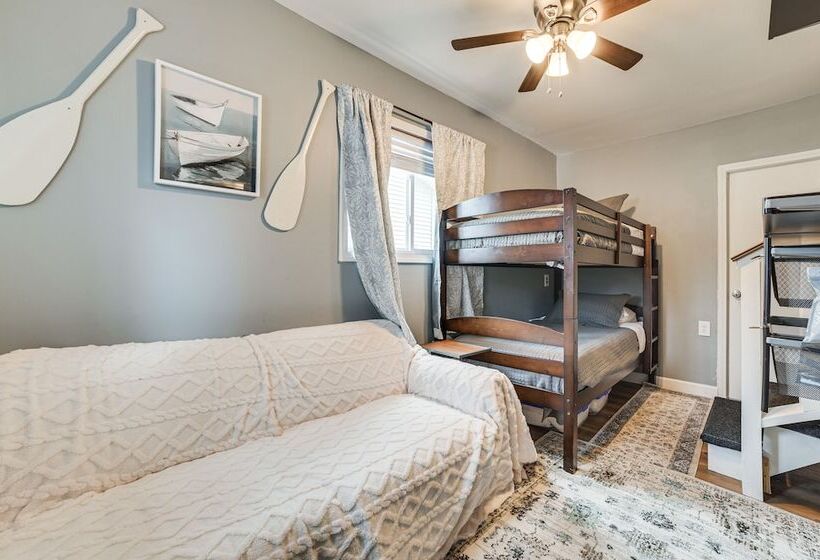 Higgins Lake Cottage W/ Private Fire Pit & Grill!