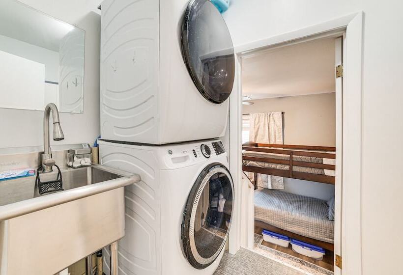 Higgins Lake Cottage W/ Private Fire Pit & Grill!