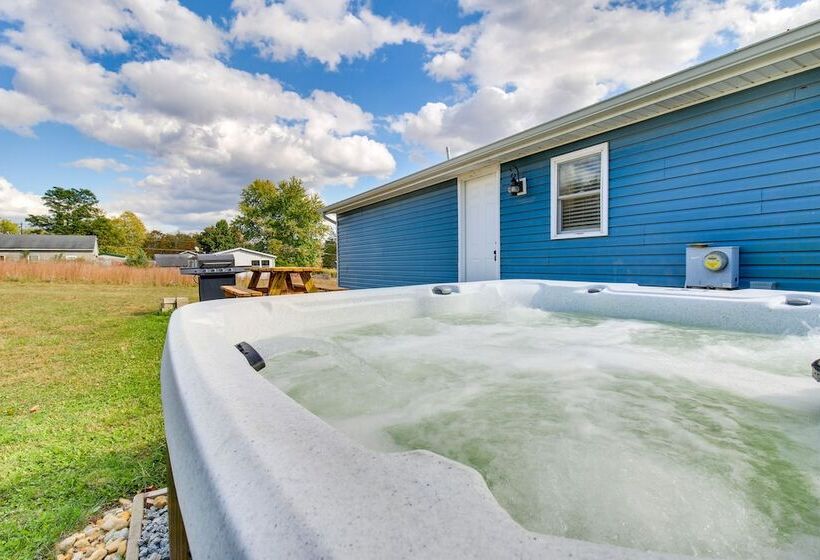 Hillsboro Hideaway W/ Private Hot Tub & Bunkhouse!