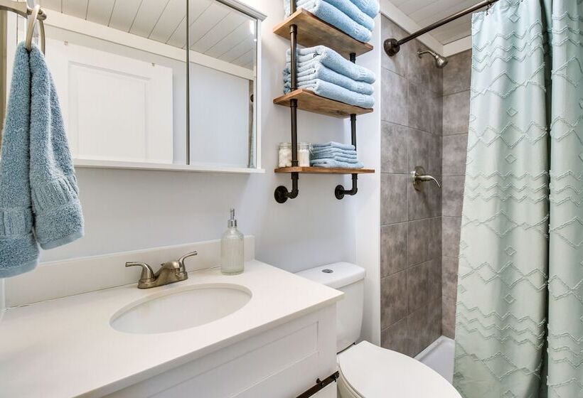 Hillsboro Hideaway W/ Private Hot Tub & Bunkhouse!