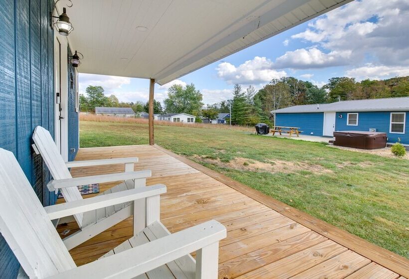 Hillsboro Hideaway W/ Private Hot Tub & Bunkhouse!