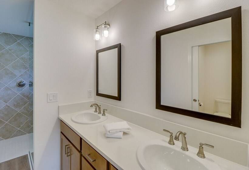 Community Pool & Tennis Court: Gem In The Villages