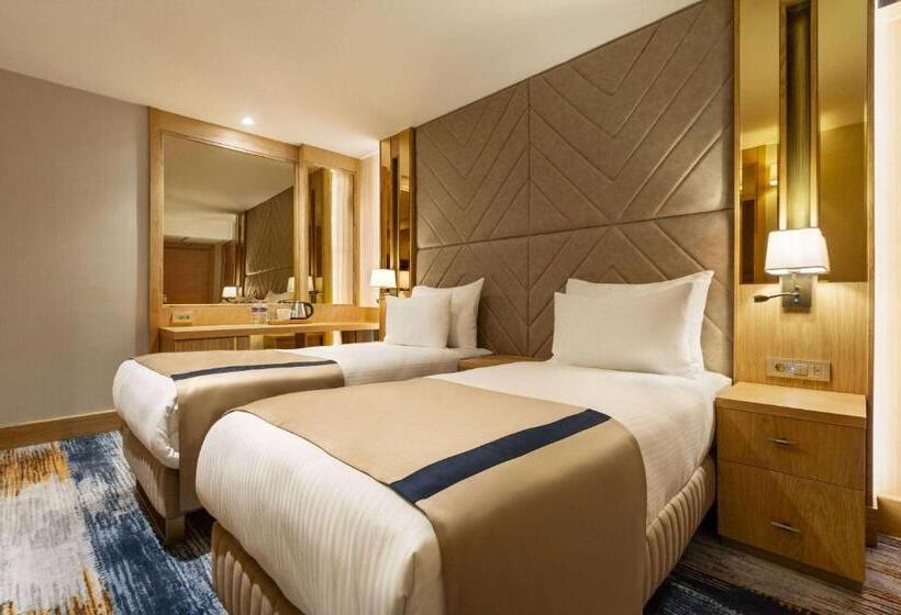 فندق Days Inn By Wyndham Istanbul Bomonti