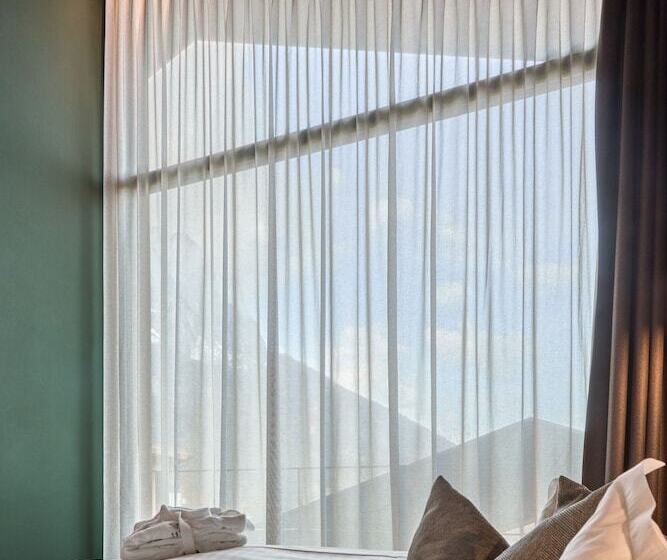 Отель Floris Green Suites