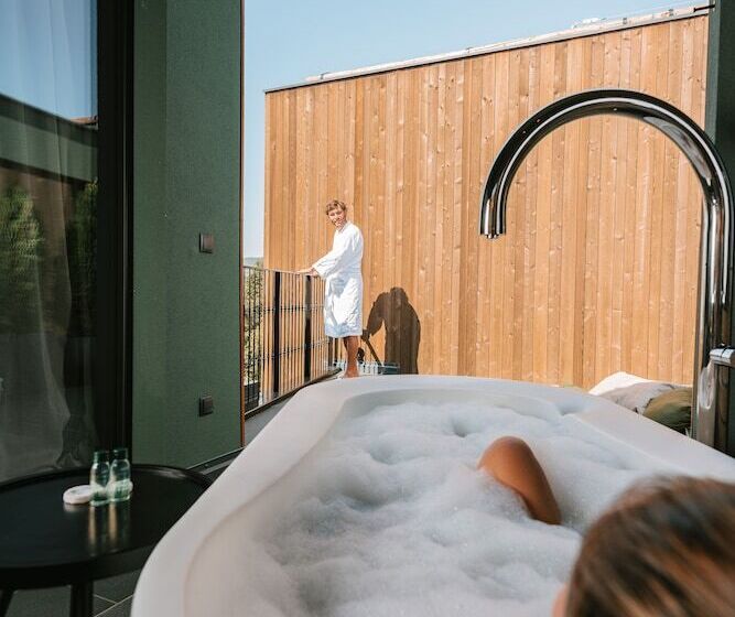 Отель Floris Green Suites