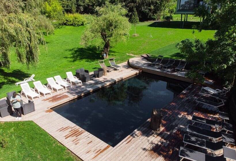 Отель Floris Green Suites