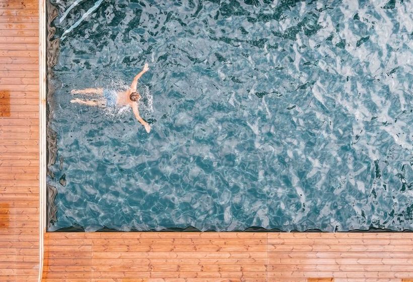 Отель Floris Green Suites