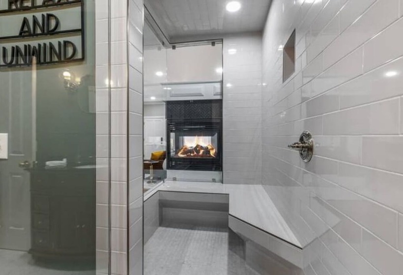 호텔 Posh Hillside Suite With Pool & Hot Tub