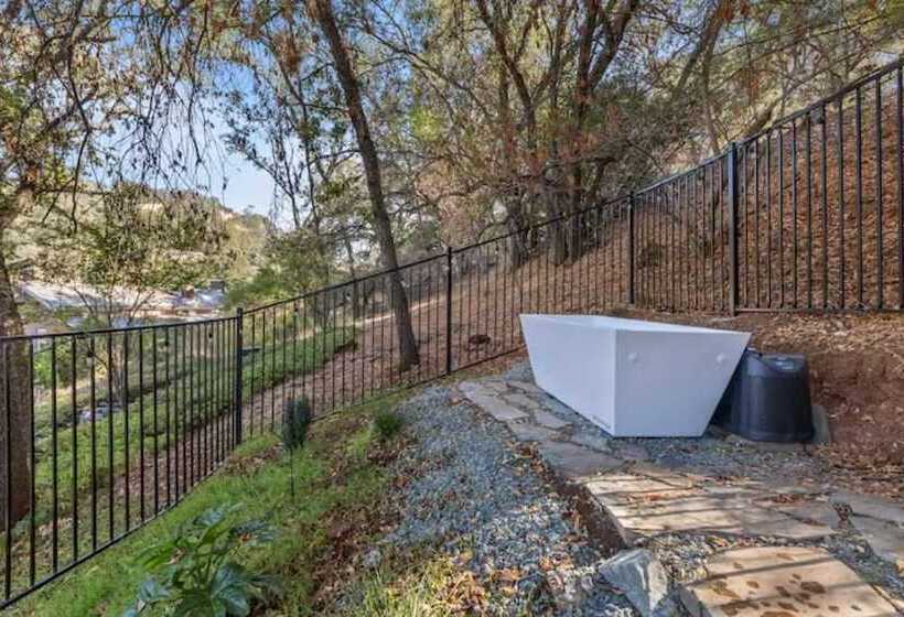 호텔 Posh Hillside Suite With Pool & Hot Tub