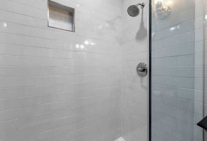 호텔 Posh Hillside Suite With Pool & Hot Tub