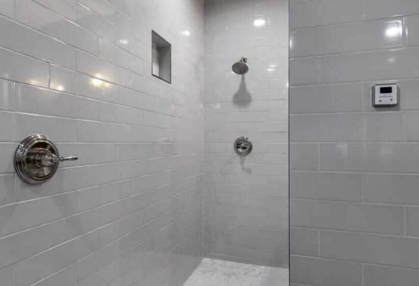 호텔 Posh Hillside Suite With Pool & Hot Tub