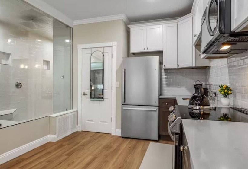 호텔 Posh Hillside Suite With Pool & Hot Tub