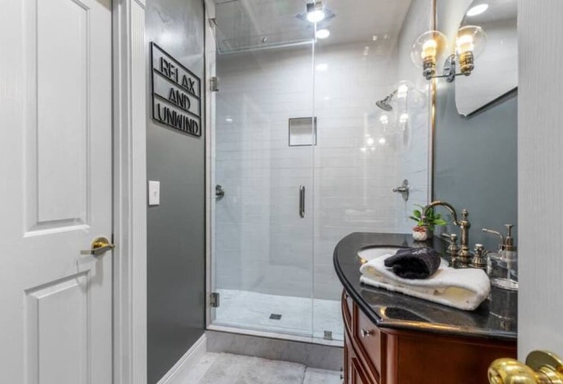 호텔 Posh Hillside Suite With Pool & Hot Tub