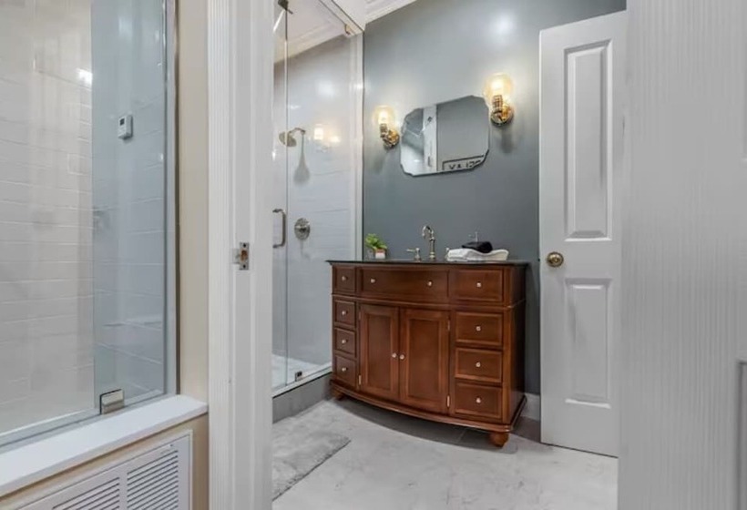 호텔 Posh Hillside Suite With Pool & Hot Tub