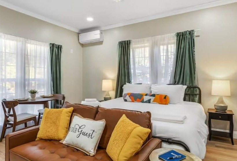 호텔 Posh Hillside Suite With Pool & Hot Tub