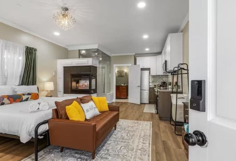 호텔 Posh Hillside Suite With Pool & Hot Tub