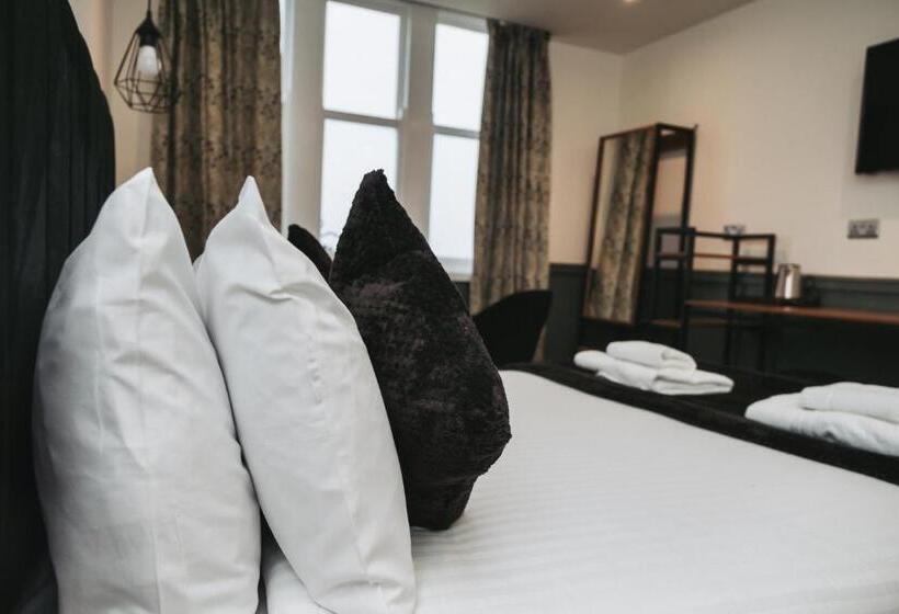 בית מלון כפרי The Royal Bar & Shaker