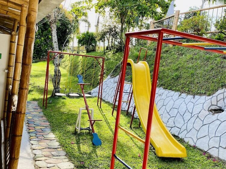 בית מלון כפרי West California