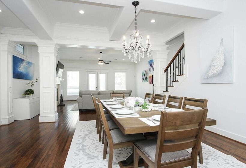 Houston Home Near Downtown W/ Pool & Hot Tub!