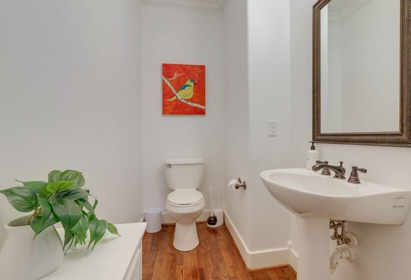 Houston Home Near Downtown W/ Pool & Hot Tub!