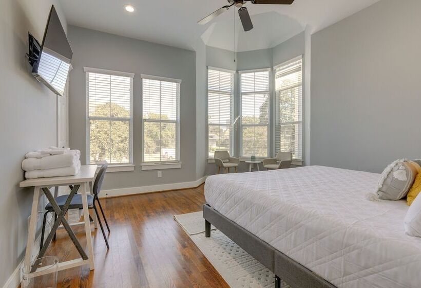 Houston Home Near Downtown W/ Pool & Hot Tub!