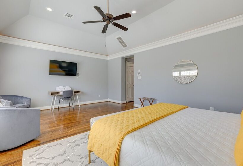 Houston Home Near Downtown W/ Pool & Hot Tub!