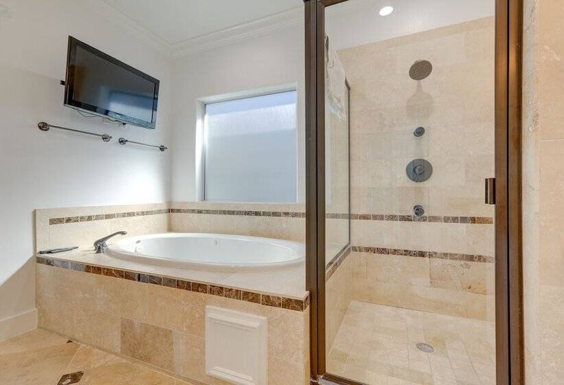 Houston Home Near Downtown W/ Pool & Hot Tub!