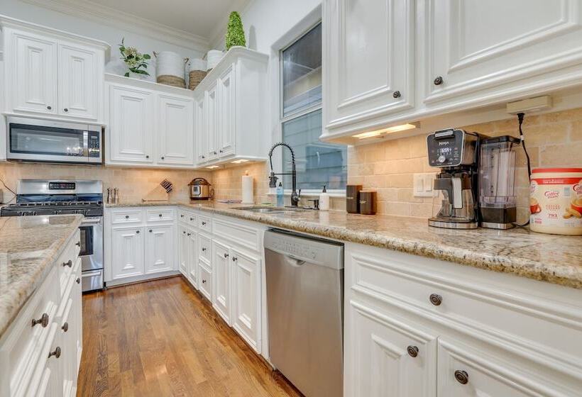 Houston Home Near Downtown W/ Pool & Hot Tub!