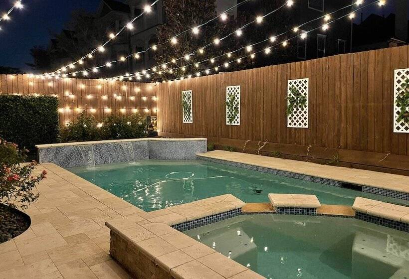 Houston Home Near Downtown W/ Pool & Hot Tub!