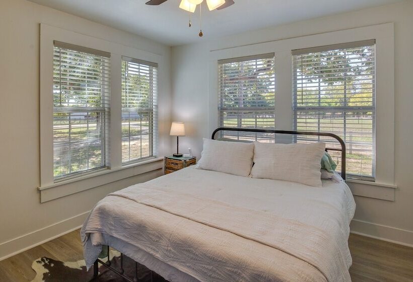 Countryside Cottage W/ Fenced Yard In Decatur!