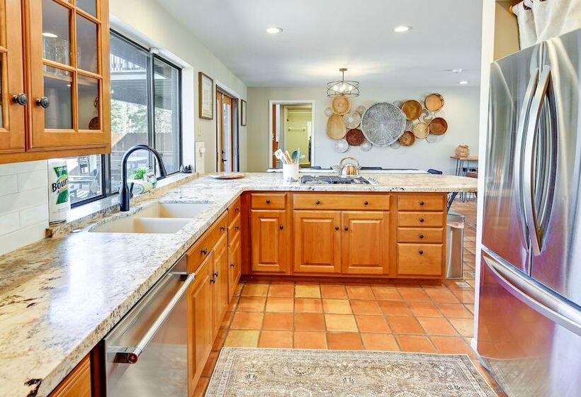 Idyllic Flagstaff Vacation Home: 3 Mi To Downtown!