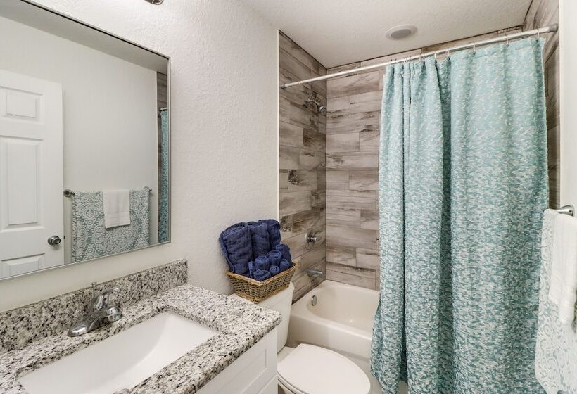 Inviting Ocklawaha Home W/ Porch: Ideal Location!