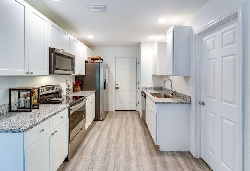 Inviting Ocklawaha Home W/ Porch: Ideal Location!