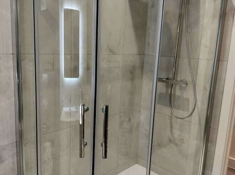 Kensington House By Solitaire Suites