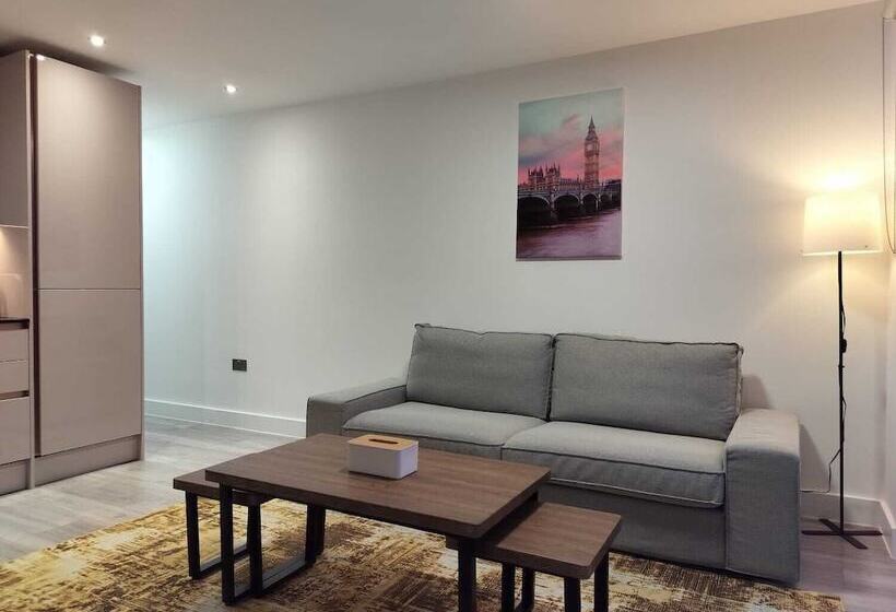 Kensington House By Solitaire Suites