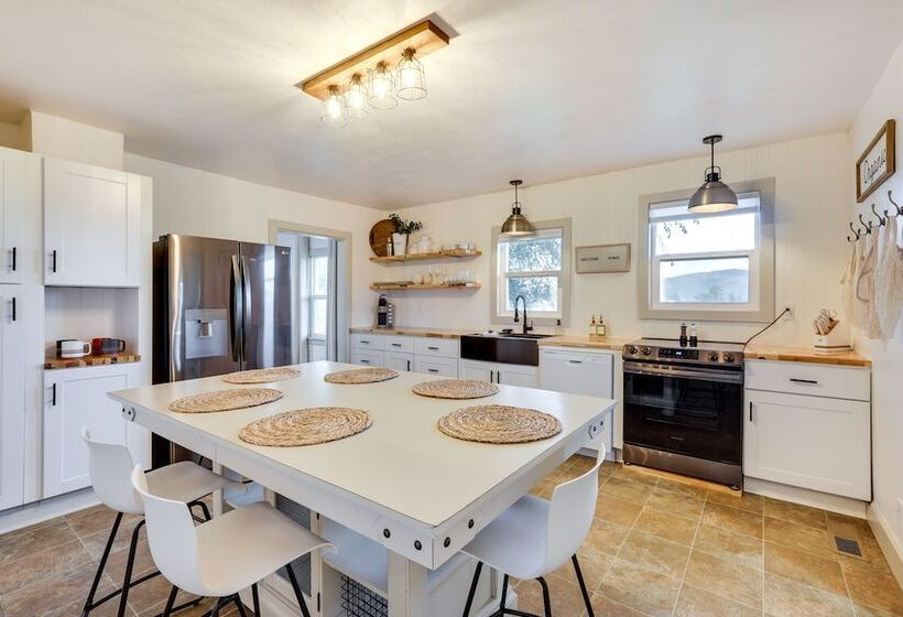 Klamath Falls Home On 189 Acres: Fire Pit & Grill!