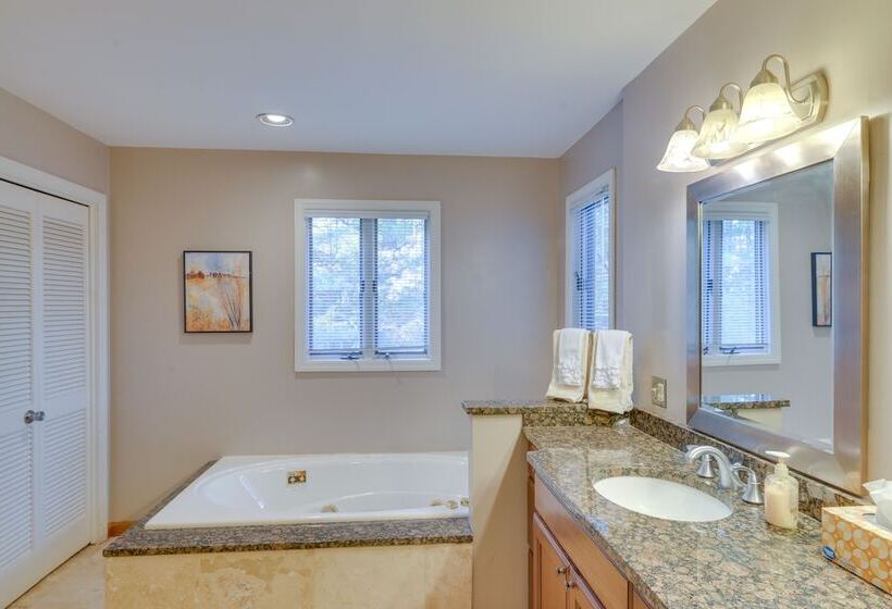 Lakefront Maryland Home   Deck, Grill & Pool Table