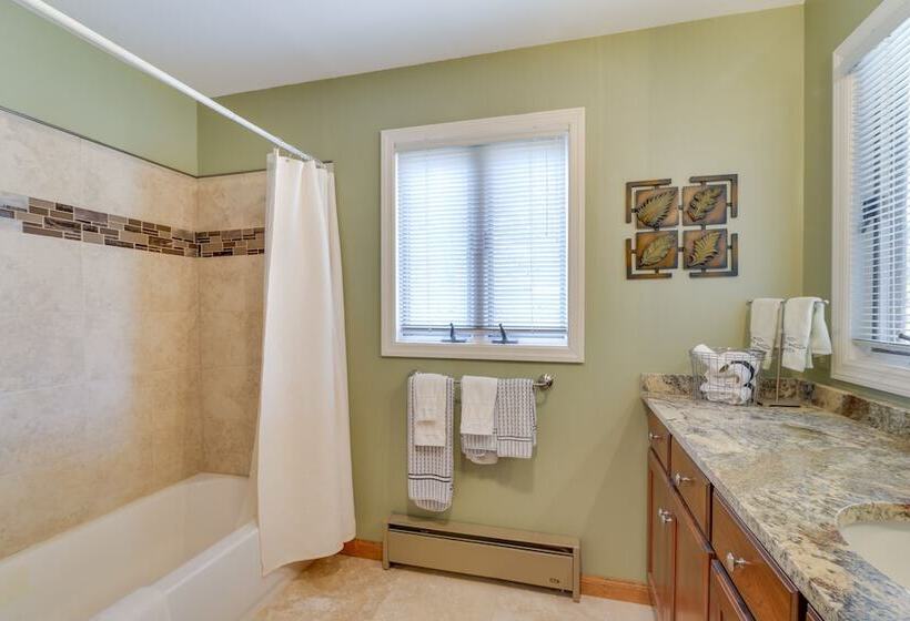 Lakefront Maryland Home   Deck, Grill & Pool Table