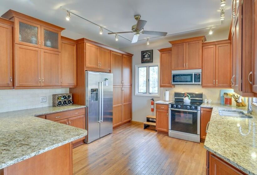 Lakefront Maryland Home   Deck, Grill & Pool Table