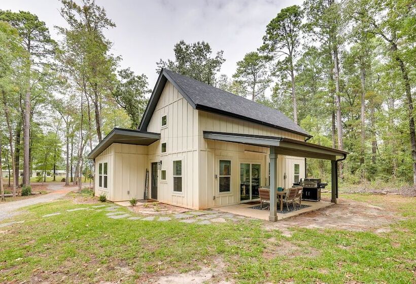 Lakefront Texas Abode W/ Kayaks, Fire Pit & Patio!