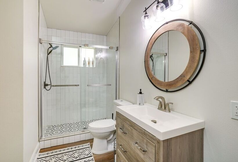 Lakefront Texas Abode W/ Kayaks, Fire Pit & Patio!