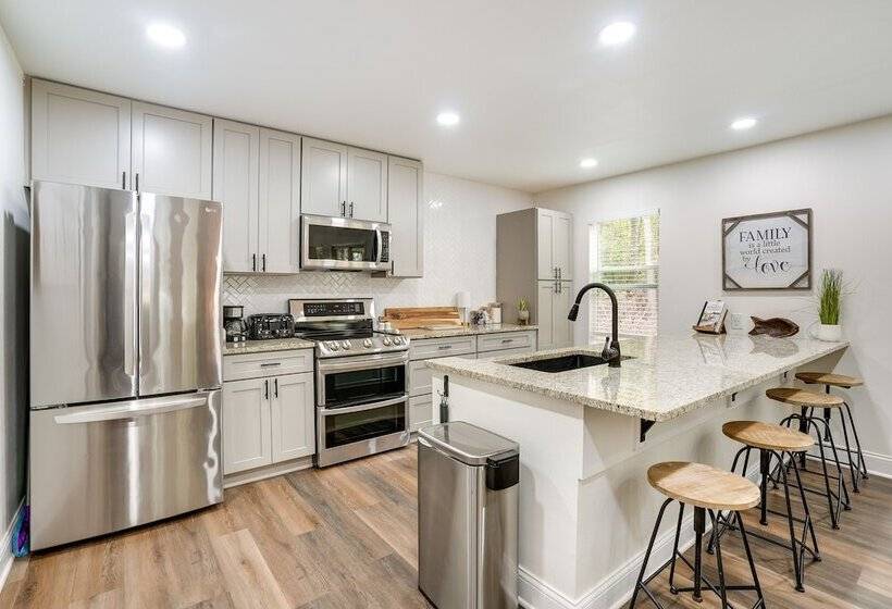 Lakefront Texas Abode W/ Kayaks, Fire Pit & Patio!