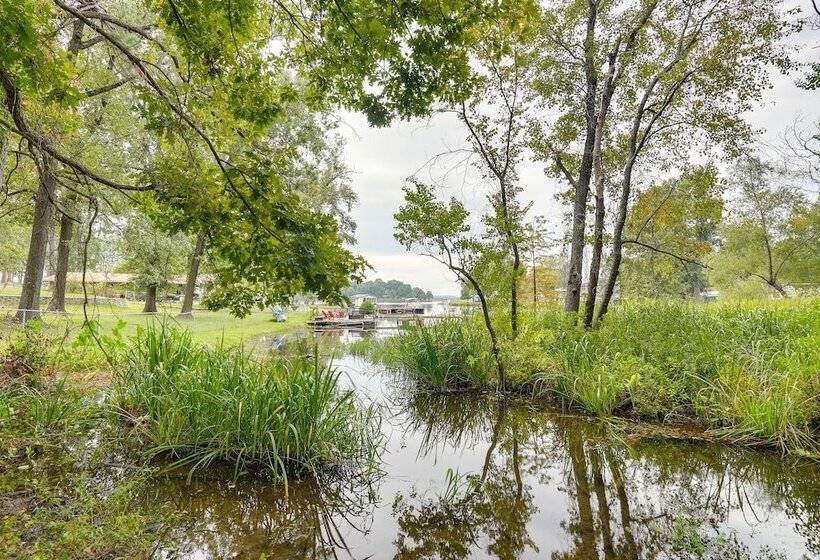 Lakefront Texas Abode W/ Kayaks, Fire Pit & Patio!