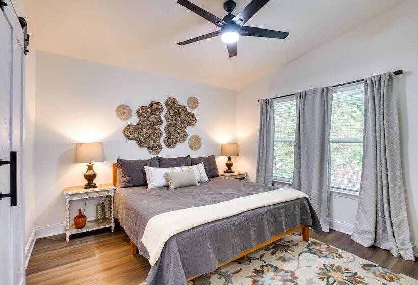 Lakefront Texas Abode W/ Kayaks, Fire Pit & Patio!