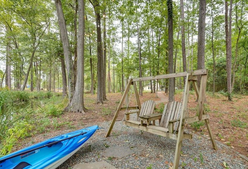 Lakefront Texas Abode W/ Kayaks, Fire Pit & Patio!